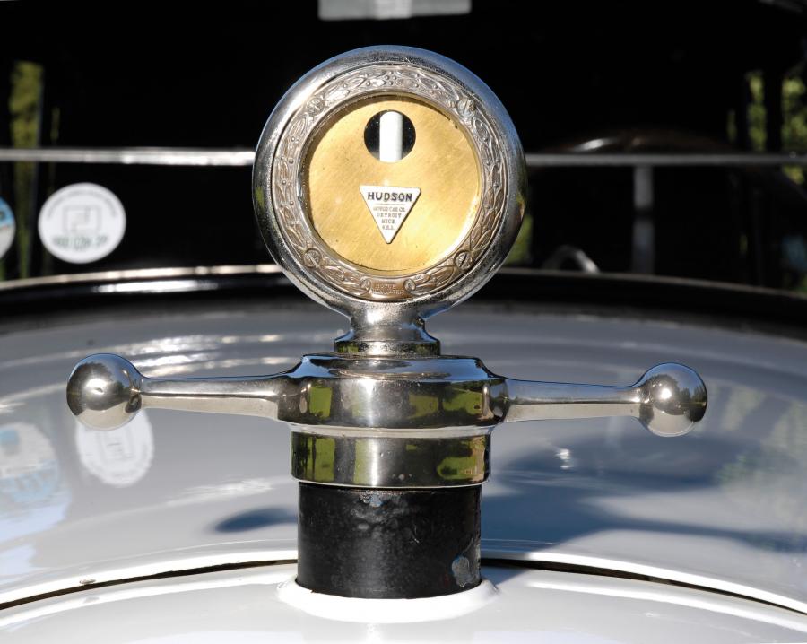 Логотип Hudson Super Six Phaeton 1921 года  (фото 2 из 9)